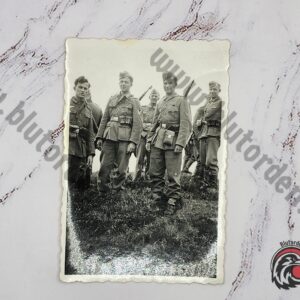 #1006 - Picture - Several soldiers are posing